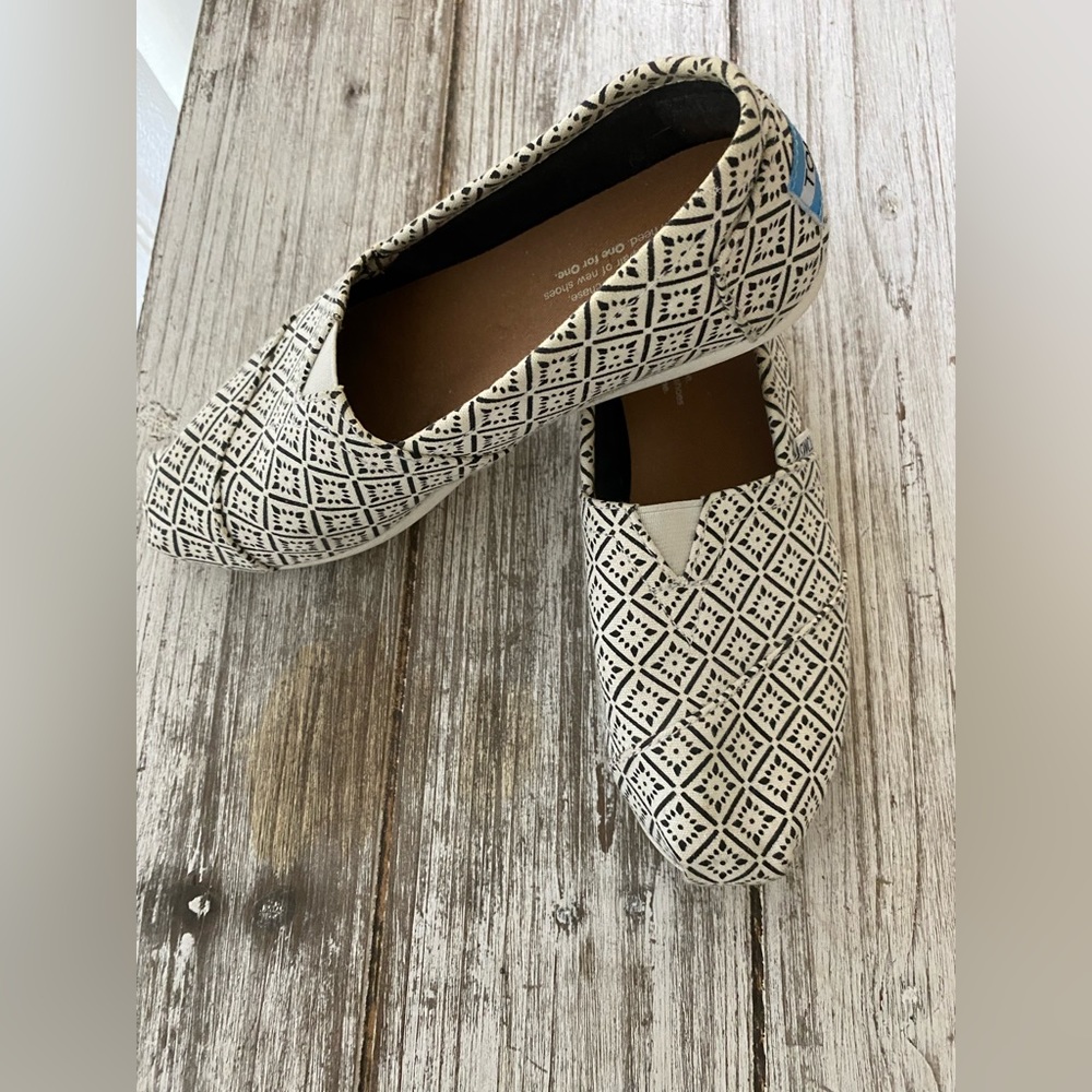 Women’s Toms size 6 - Picture 5 of 6